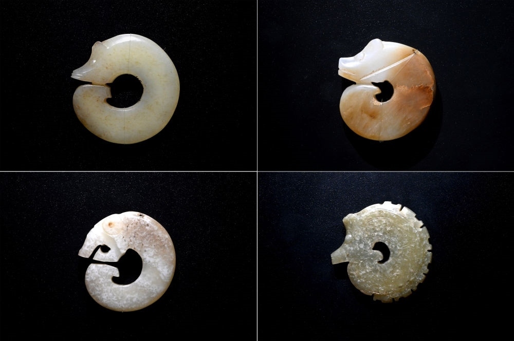 這是在殷墟博物館新館內(nèi)展出的龍形玉玦（拼版照片，1月9日攝）