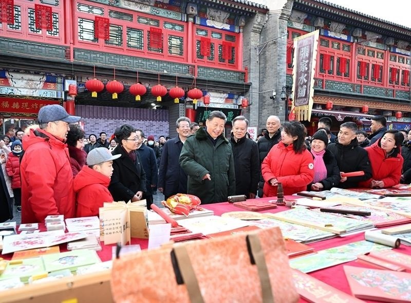 △2024年2月1日，習(xí)近平總書記在天津古文化街考察時(shí)，同店鋪員工和現(xiàn)場(chǎng)群眾互動(dòng)交流。