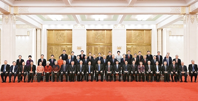 2024年2月7日，習(xí)近平、王滬寧、蔡奇、丁薛祥等在北京人民大會堂同黨外人士歡聚一堂，共迎佳節(jié)。這是習(xí)近平等同大家合影留念。 新華社記者 謝環(huán)馳/攝