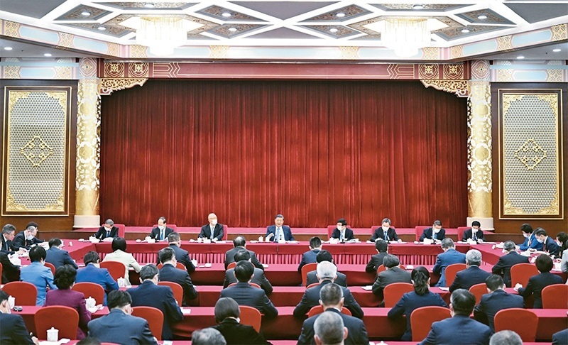 2023年3月6日，中共中央總書記、國家主席、中央軍委主席習(xí)近平看望參加全國政協(xié)十四屆一次會議的民建、工商聯(lián)界委員，并參加聯(lián)組會，聽取意見和建議。中共中央政治局常委、全國政協(xié)十四屆一次會議主席團會議主持人王滬寧，中共中央政治局常委蔡奇、丁薛祥參加看望和討論。 新華社記者 謝環(huán)馳/攝