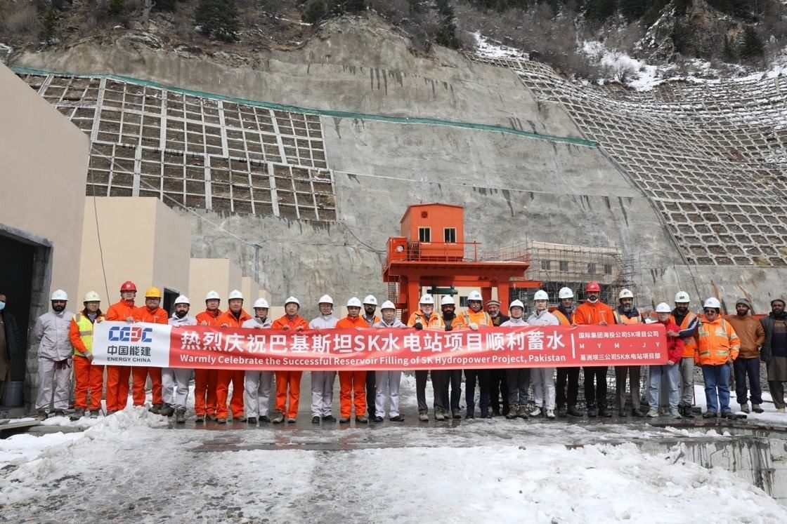 中巴建設(shè)者共同慶祝蘇吉吉納里水電站順利啟動蓄水工作。中國能建葛洲壩集團(tuán)供圖