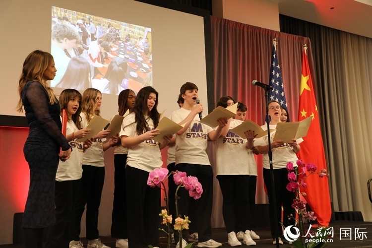 馬斯卡廷中學(xué)的學(xué)生們還深情演唱了表現(xiàn)中美兩國人民友誼的歌曲《情緣留住永恒的記憶》。 人民網(wǎng)記者 李志偉攝