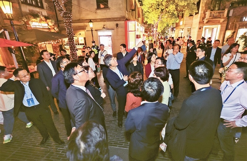 2023年4月18日，全國無黨派人士考察團來到位于上海市黃浦區(qū)的上海新天地開放式街區(qū)考察夜經(jīng)濟。 新華社記者 王翔/攝
