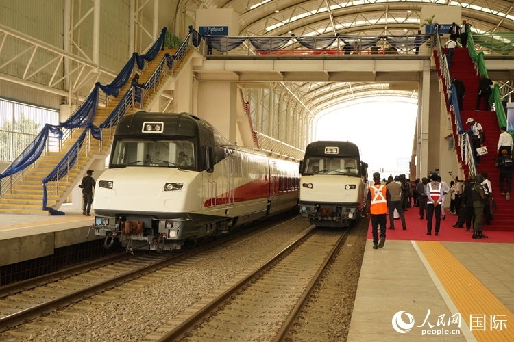 紅線車輛整裝待發(fā)。人民網(wǎng)記者 姜宣攝