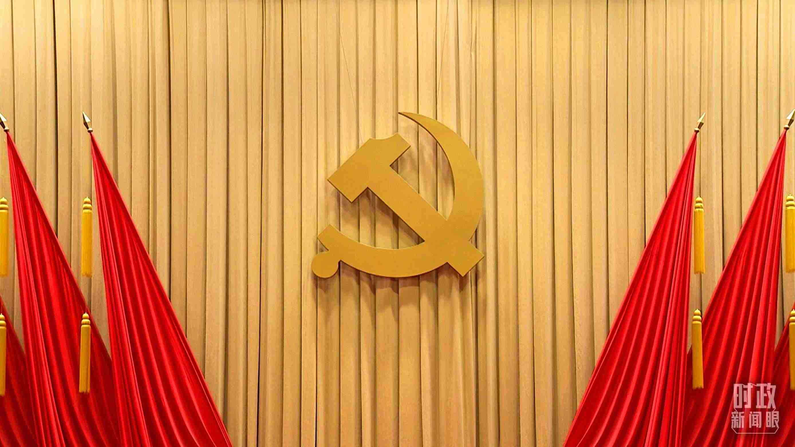 △開班式現(xiàn)場懸掛的莊嚴(yán)黨徽。