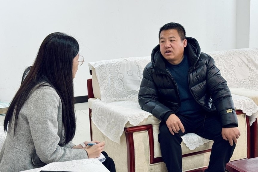 人民網(wǎng)記者采訪“在水一方”小區(qū)住戶。人民網(wǎng) 高清揚(yáng)攝