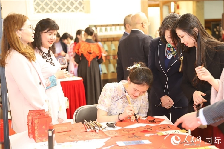 現(xiàn)場書法體驗。人民網(wǎng)記者 霍文攝