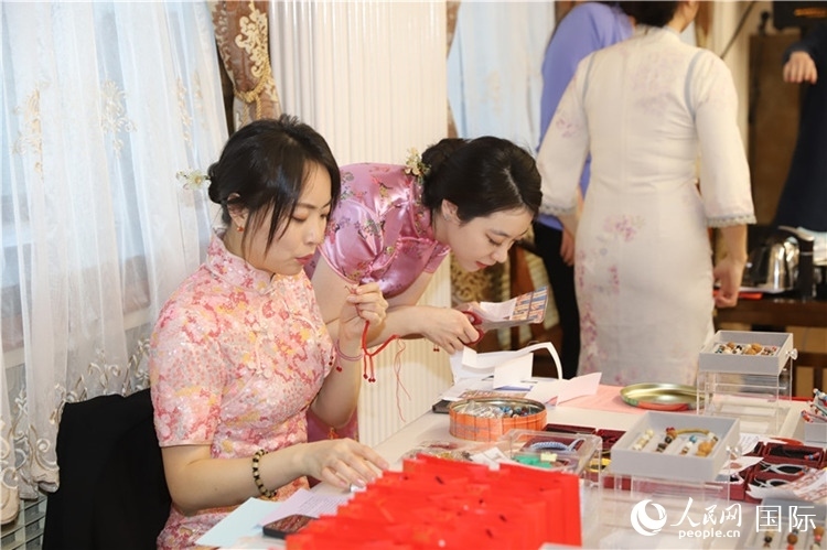 孔院教師展示剪紙。人民網(wǎng)記者 霍文攝
