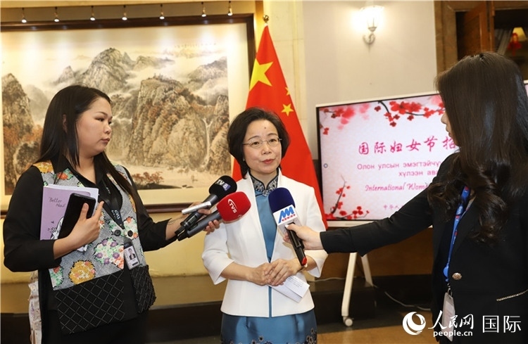 沈大使接受蒙古媒體采訪。人民網(wǎng)記者 霍文攝