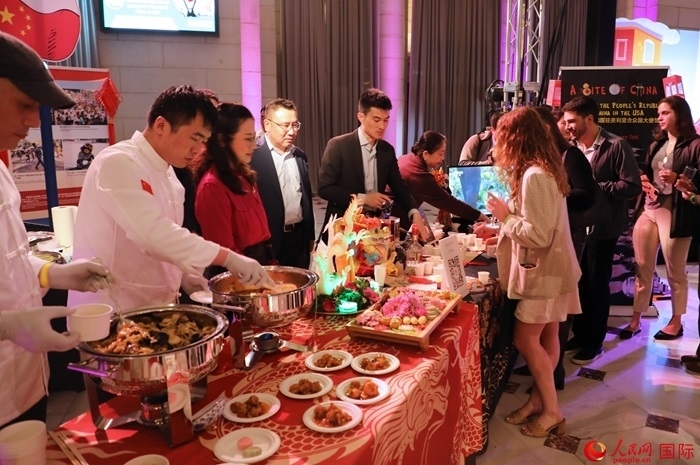 使館工作人員詳細(xì)為現(xiàn)場美食家和來賓講解菜品色香味特點、原料特色、烹制手法及其中蘊(yùn)含的中華美食文化。人民網(wǎng)記者 李志偉攝
