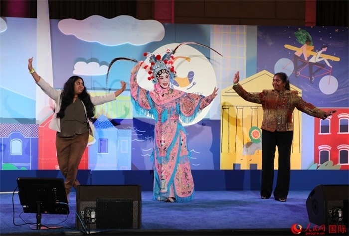 當(dāng)?shù)厝A人京劇社團(tuán)的青年演員現(xiàn)場表演京劇選段，并與現(xiàn)場觀眾近距離互動。人民網(wǎng)記者 李志偉攝