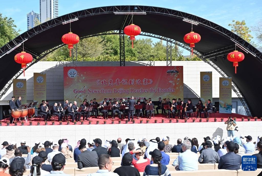 3月9日，在科威特首都省賈比爾文化中心，人們欣賞中國樂隊帶來的中國曲目。新華社發(fā)（阿薩德攝）