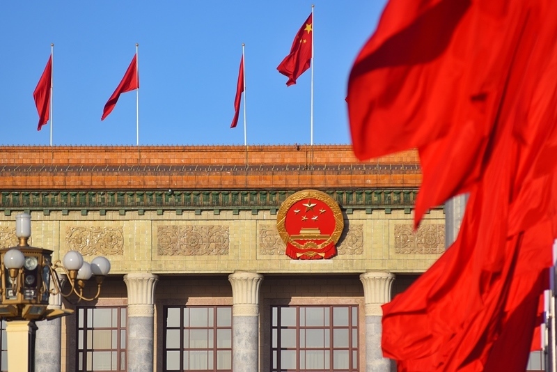 2024年3月8日，北京上空現“兩會藍”，人民大會堂前紅旗飄揚。