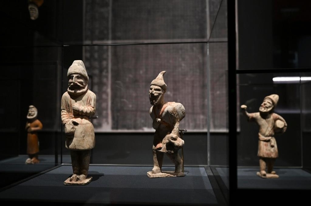 “歷史之遇——中國與西亞古代文明交流展”于1月12日至4月11日在故宮午門正殿展廳舉行。這是展出的陶彩繪人俑（1月10日攝）。新華社記者金良快攝
