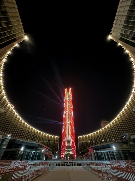 2024年2月9日，埃及開羅以東建設(shè)中的埃及新行政首都中央商務(wù)區(qū)項目上演燈光秀，迎接龍年春節(jié)。新華社發(fā)（黎炳宏攝）
