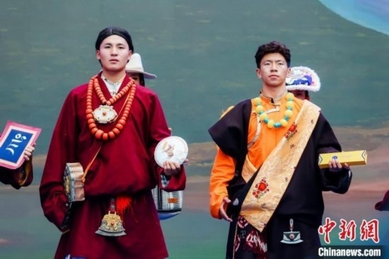 圖為身著民族服飾的演員們展示果洛特產(chǎn)。 果洛州文體旅游廣電局 供圖