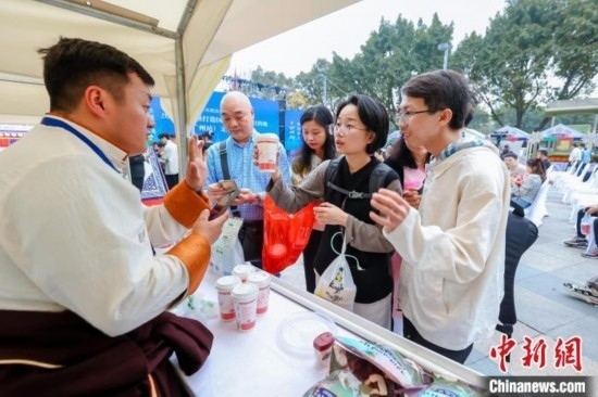 圖為廣州市民體驗果洛特產(chǎn)。 果洛州文體旅游廣電局 供圖