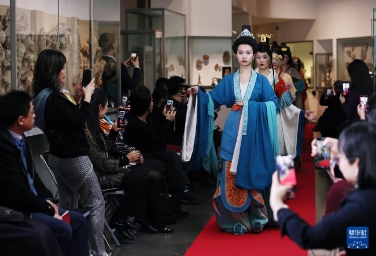3月13日，在位于法國(guó)巴黎的吉美國(guó)立亞洲藝術(shù)博物館，模特展示敦煌復(fù)原服飾。新華社記者 高靜 攝