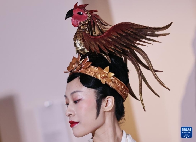 3月13日，在位于法國(guó)巴黎的吉美國(guó)立亞洲藝術(shù)博物館，模特展示敦煌復(fù)原服飾。新華社記者 高靜 攝