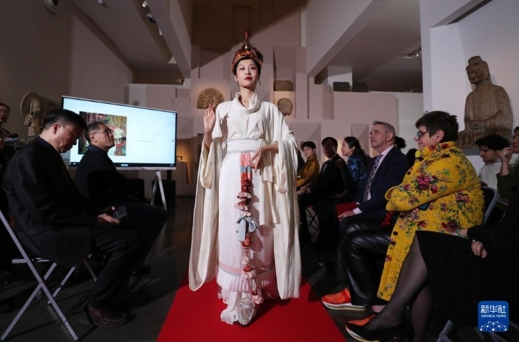 3月13日，在位于法國(guó)巴黎的吉美國(guó)立亞洲藝術(shù)博物館，模特展示敦煌復(fù)原服飾。新華社記者 高靜 攝