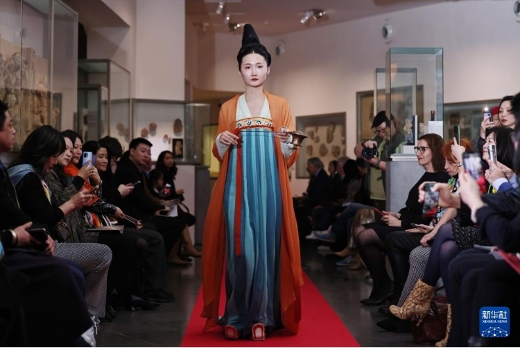 3月13日，在位于法國(guó)巴黎的吉美國(guó)立亞洲藝術(shù)博物館，模特展示敦煌復(fù)原服飾。新華社記者 高靜 攝