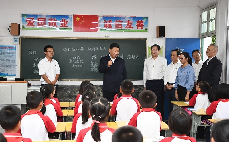 2020年9月16日，習(xí)近平總書記在湖南省郴州市汝城縣文明瑤族鄉(xiāng)第一片小學(xué)，同正在上思政課的同學(xué)們親切交流。