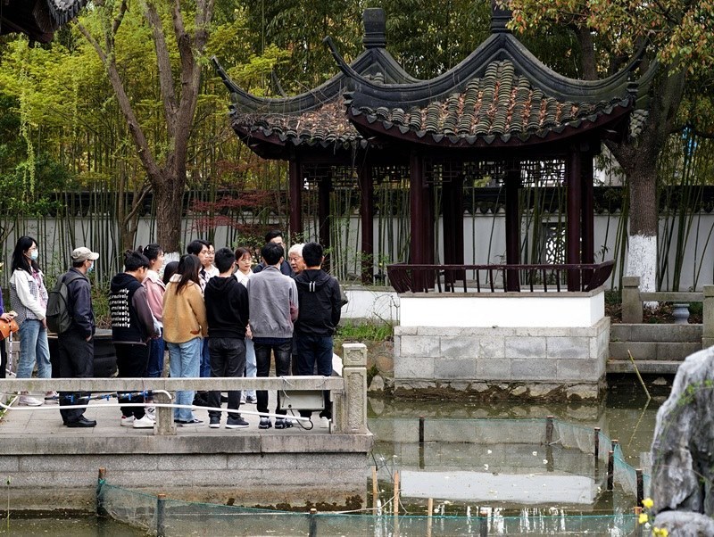 2021年3月30日，在上海交通大學(xué)南蘇園的“微型洱海”旁，孔海南教授為學(xué)生們打造“沉浸式”思政課。