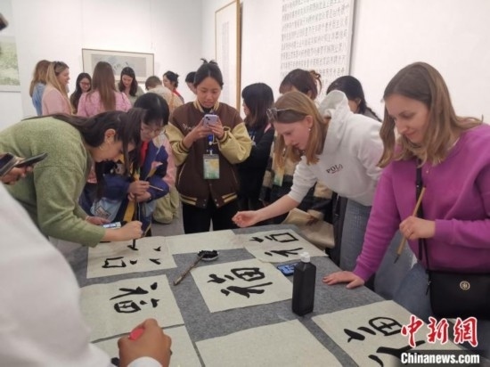 比利時(shí)學(xué)生體驗(yàn)書法。杭州師范大學(xué)供圖