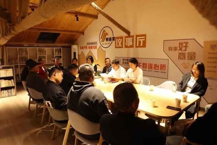 △浙江金華武義縣后陳村“鄰舍家”協(xié)商議事會(huì)討論舊村改造事宜。