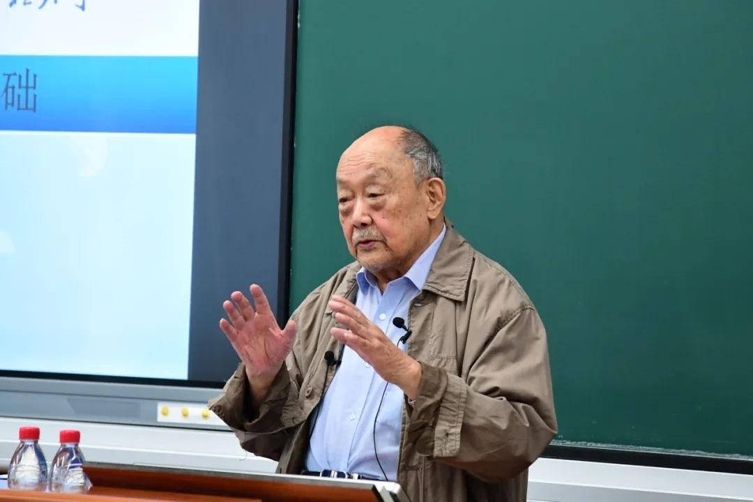 91歲的楊士莪院士“一站到底”為學(xué)生授課。哈爾濱工程大學(xué)供圖