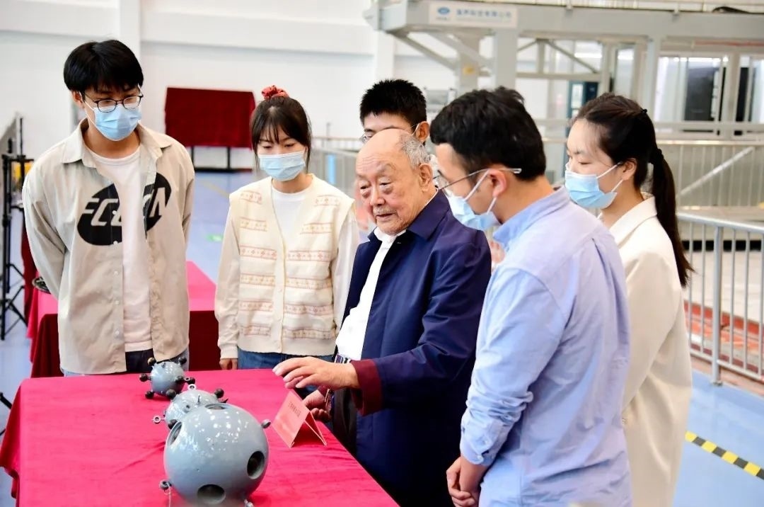 楊士莪院士在實(shí)驗(yàn)室指導(dǎo)學(xué)生。哈爾濱工程大學(xué)供圖