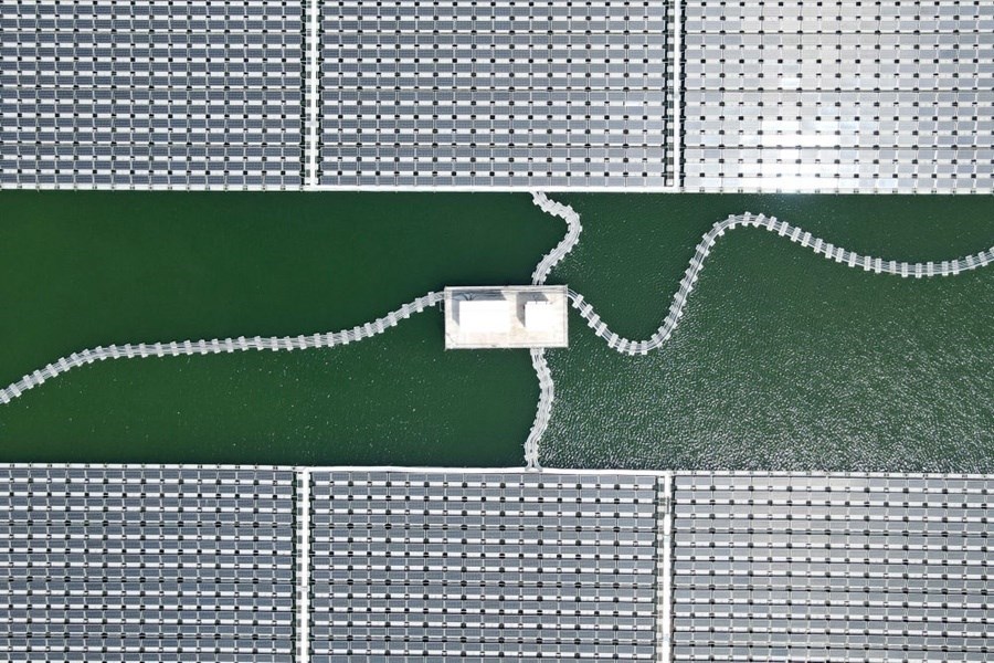 2022年8月25日拍攝的潁上縣毛圩水上光伏電站（無人機照片）。近年來，安徽省阜陽市潁上縣古城鎮(zhèn)積極推進采煤沉陷區(qū)治理工作，將昔日的采煤沉陷區(qū)建設成水上光伏電站，既減少占用土地面積，又能生產(chǎn)清潔能源。