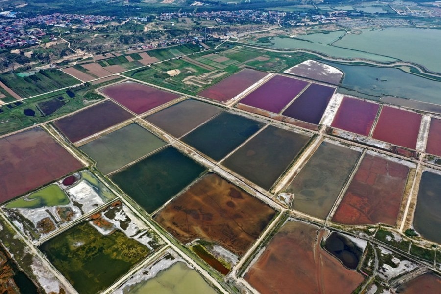 這是2023年7月11日拍攝的山西運城鹽湖一角（無人機照片）。按照“生態(tài)優(yōu)先、保護為主、適度開發(fā)”的原則，2020年9月，運城市全面停止鹽湖范圍內(nèi)的工業(yè)生產(chǎn)活動。近年來，千年鹽湖正在向生態(tài)保護、風貌重塑、產(chǎn)業(yè)轉(zhuǎn)型、全域旅游的“綠色發(fā)展”轉(zhuǎn)變。