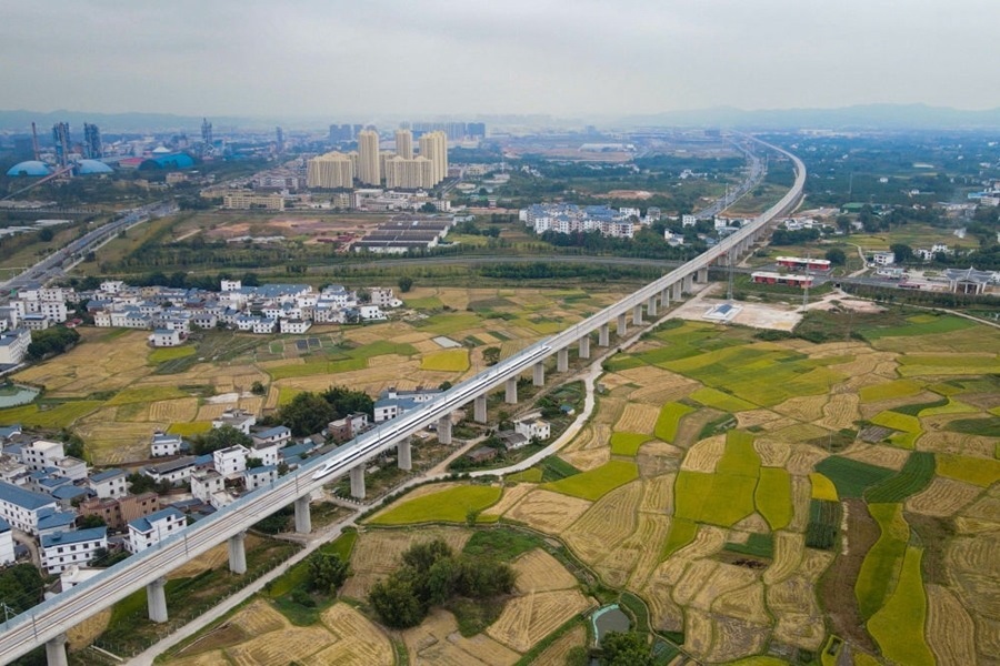 2021年10月14日，聯(lián)調(diào)聯(lián)試列車經(jīng)過贛深高鐵信豐特大橋（無人機照片）。2021年12月10日，連通贛南革命老區(qū)與深圳經(jīng)濟特區(qū)的贛深高鐵正式開通運營，江西與粵港澳大灣區(qū)間形成快速客運通道。