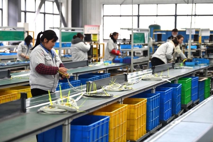 2022年2月16日，工作人員在安徽省滁州市汊河軌道交通裝備產(chǎn)業(yè)園的一家軌道交通裝備企業(yè)生產(chǎn)線上忙碌。安徽省滁州市來安縣汊河鎮(zhèn)地處皖蘇交界，緊鄰南京市江北新區(qū)。近年來，來安縣成為承接南京產(chǎn)業(yè)轉(zhuǎn)移的前沿陣地，汊河這個曾經(jīng)的傳統(tǒng)農(nóng)業(yè)小鎮(zhèn)緊抓機遇，開始深度融入長三角，參與產(chǎn)業(yè)協(xié)作分工。產(chǎn)業(yè)園吸引了越來越多長三角地區(qū)軌道交通企業(yè)入駐，形成了鐵路客車、城際軌道零部件研發(fā)、生產(chǎn)、銷售的產(chǎn)業(yè)集群。