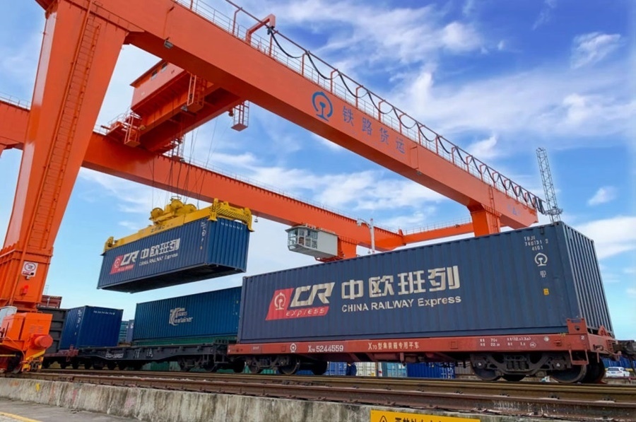 2022年4月29日，在鐵路合肥北站物流基地集裝箱作業(yè)區(qū)，龍門吊吊裝準備發(fā)運的中歐班列集裝箱。