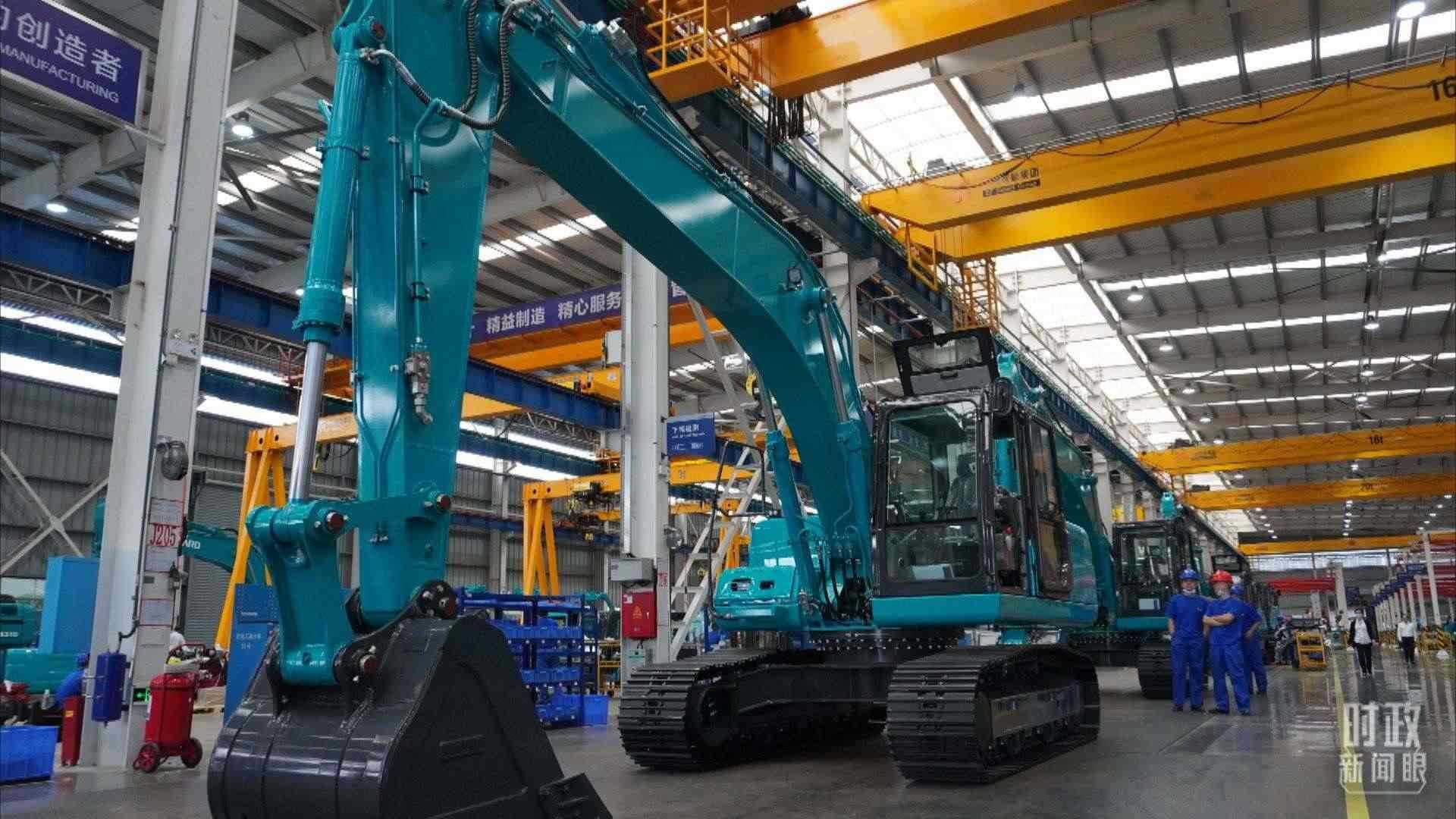 △這是山河智能大型挖掘機(jī)的組裝車間。2020年9月，習(xí)近平曾到此地考察。（總臺(tái)央視記者郭曉龍拍攝）