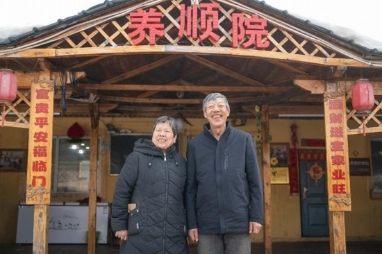 在伊春市友好區(qū)，伊春森工上甘嶺林業(yè)局有限責任公司溪水林場分公司退休職工劉養(yǎng)順（右）和老伴楊秋娥在自家農家院中（3月13日攝）。新華社記者 謝劍飛 攝