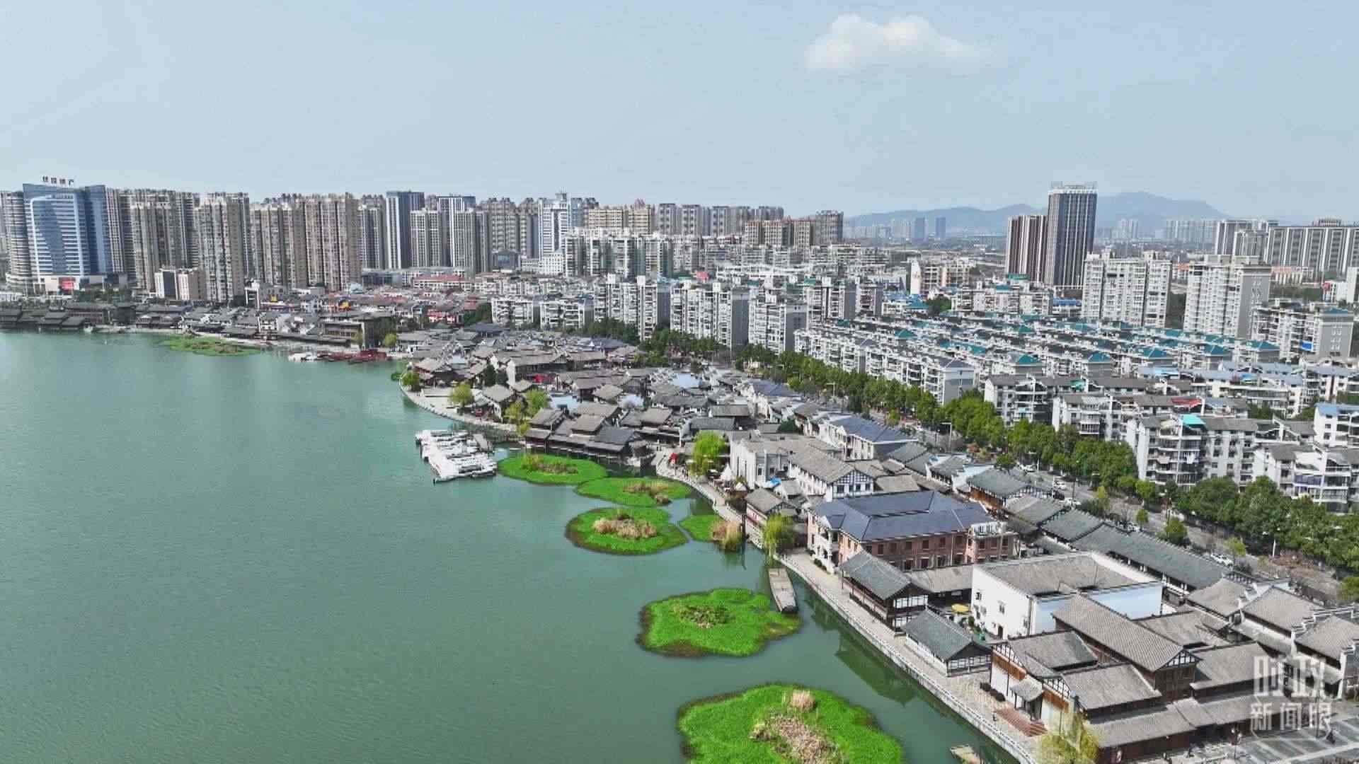 △沅江江畔，常德河街與現(xiàn)代建筑交相輝映。（總臺(tái)央視記者范凱拍攝）