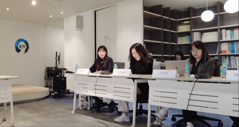 記者（左一）在交流活動上，以加強(qiáng)中日韓三國經(jīng)濟(jì)合作、增進(jìn)三國民眾相互理解為主題發(fā)表演講。權(quán)小星攝