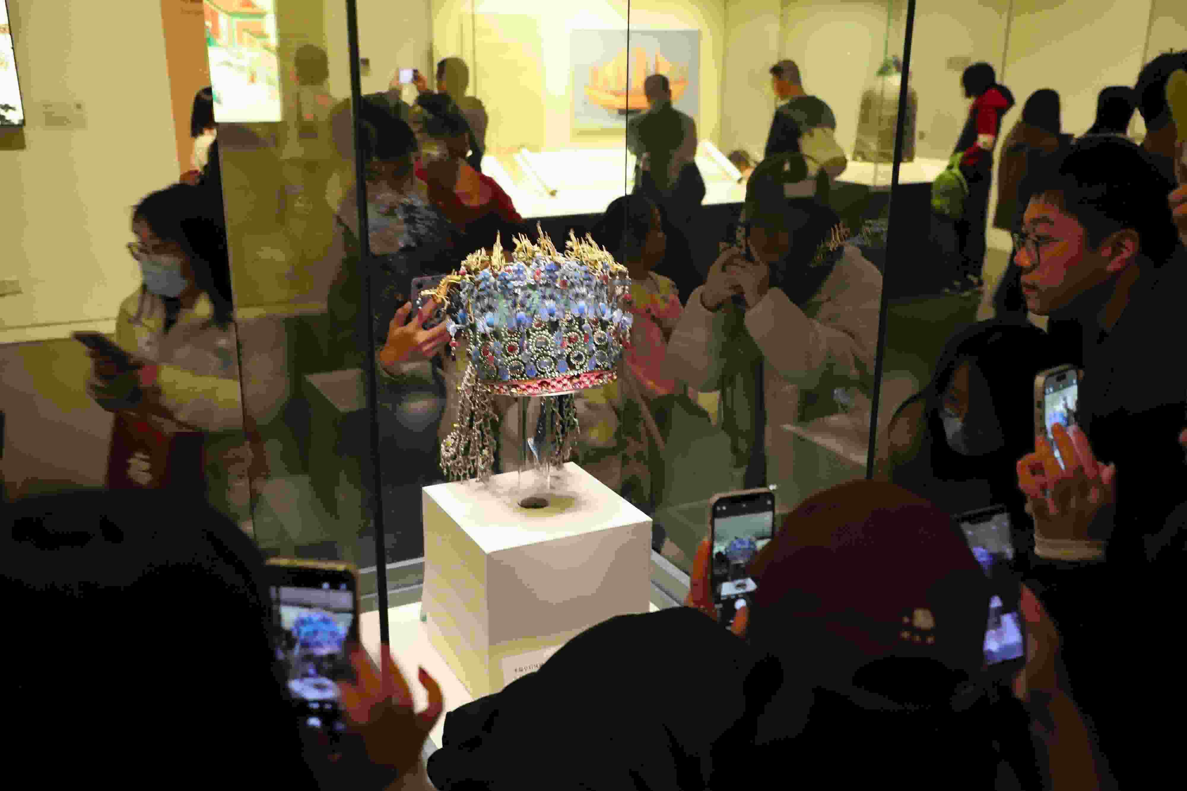 △ 2024年3月9日，北京，中國國家博物館，來自天南海北的游客在參觀藏品。