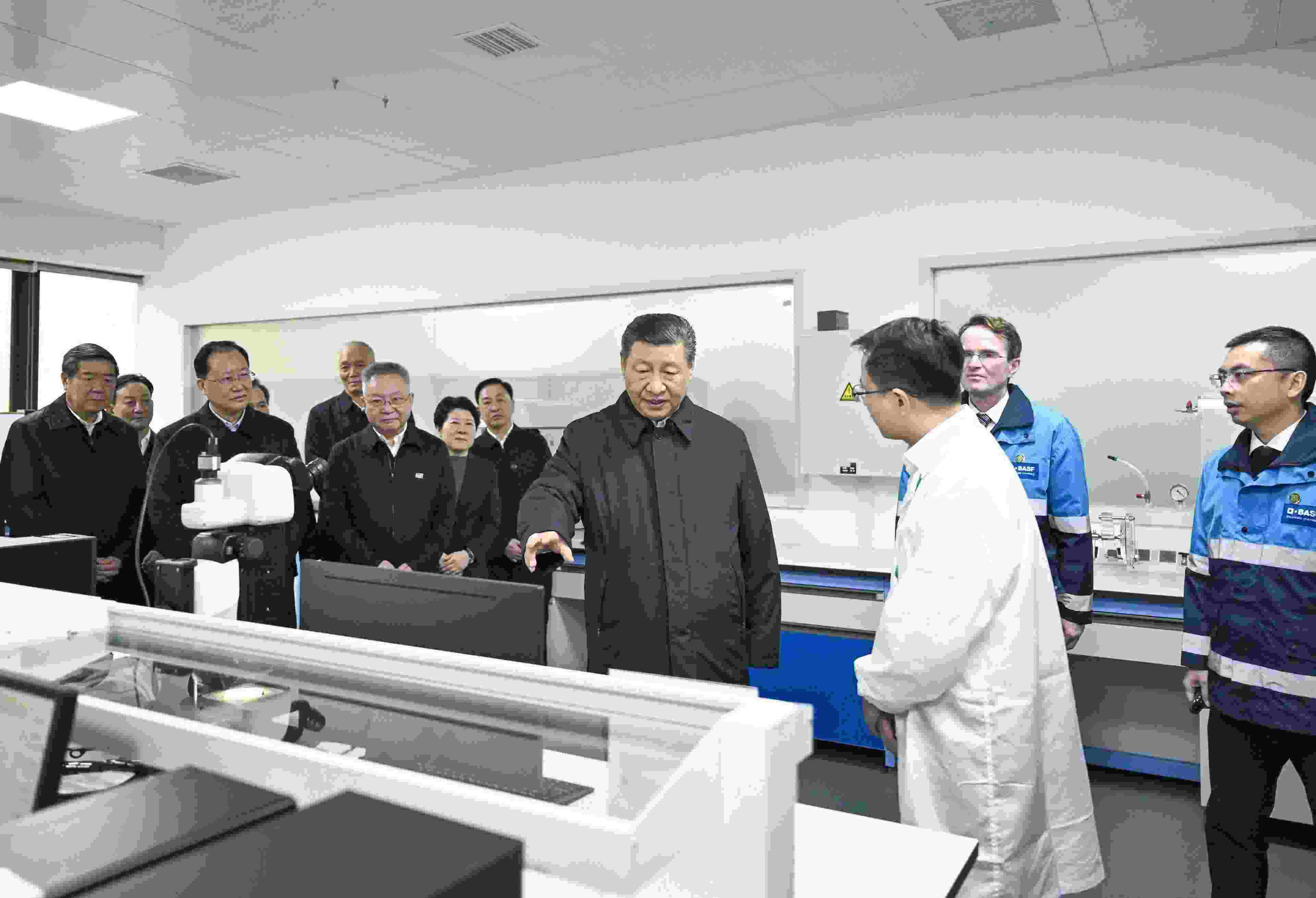 △3月18日，正在湖南長沙考察的習(xí)近平總書記來到巴斯夫杉杉電池材料有限公司，聽取當(dāng)?shù)丶涌彀l(fā)展新質(zhì)生產(chǎn)力、擴大高水平對外開放等情況介紹，察看企業(yè)產(chǎn)品展示，了解材料性能測試情況和電池生產(chǎn)流程。