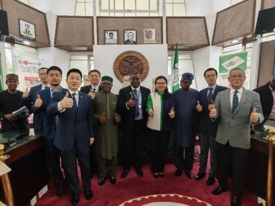 3月21日，與會嘉賓在首屆拉各斯論壇現(xiàn)場合影留念。（圖片由中國駐拉各斯總領(lǐng)事館提供）
