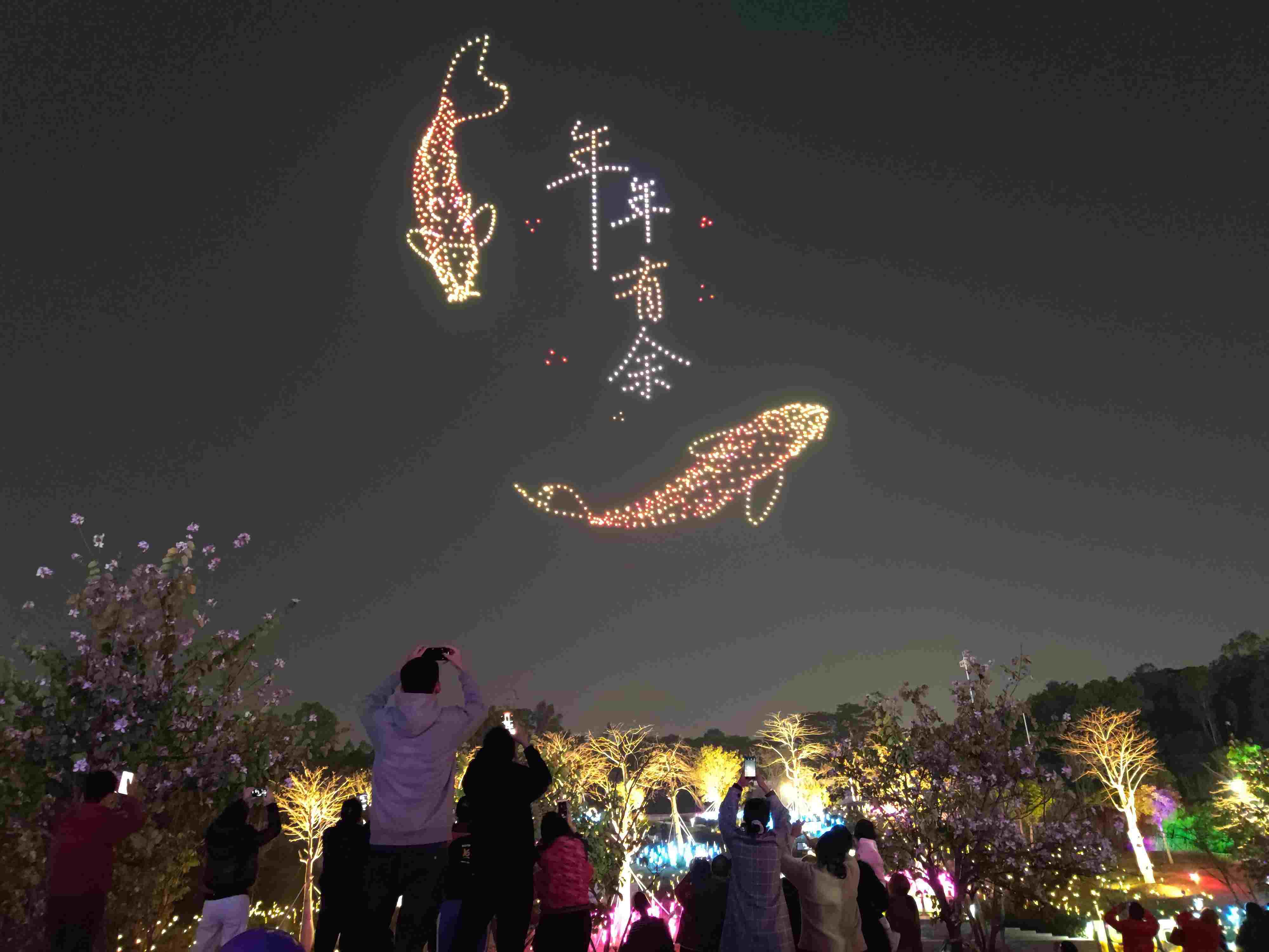 △ 2024年2月10日，深圳北站中心公園，春節(jié)主題無人機燈光秀引來眾多游客駐足觀看。
