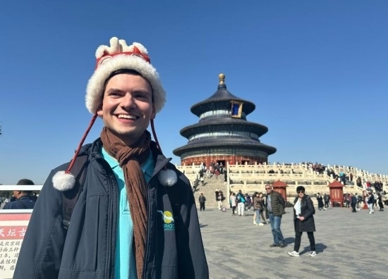 3月20日，德國游客馬克西米利安在北京天壇公園參觀游覽。新華社記者 楊淑君 攝