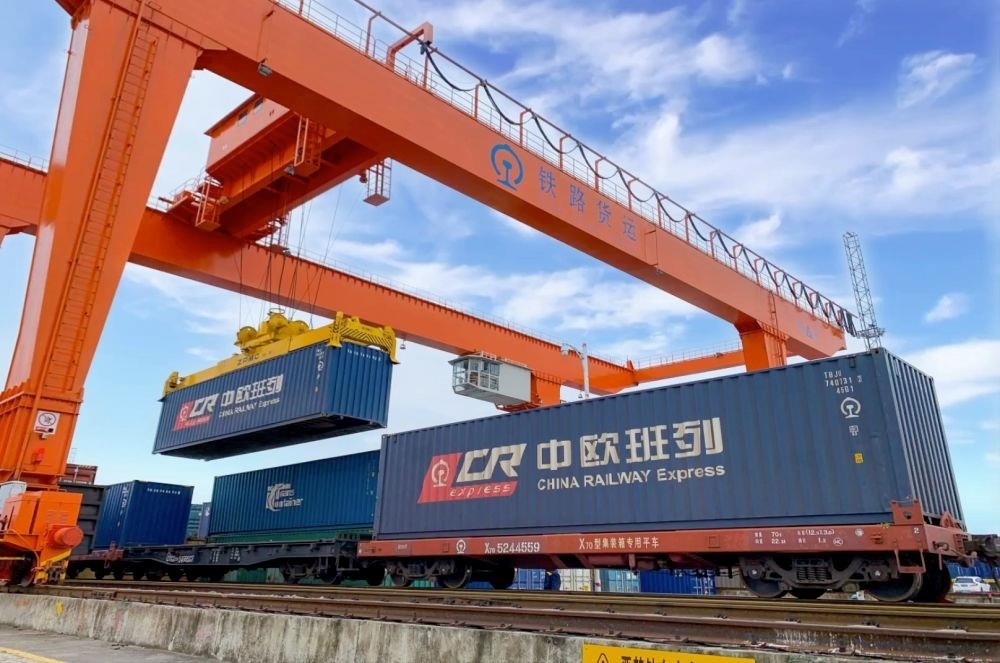 △2022年4月29日，在安徽合肥北站物流基地集裝箱作業(yè)區(qū)，準備發(fā)運的中歐班列集裝箱。