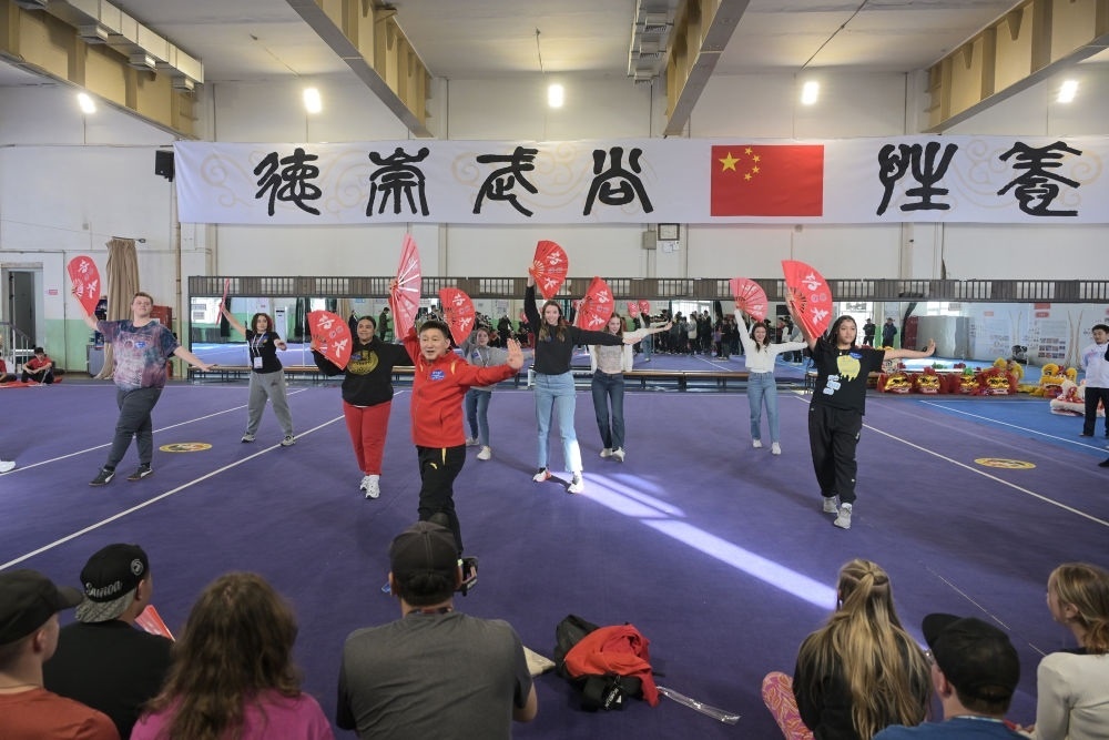 3月19日，美國華盛頓州中學(xué)生代表團的成員在首都體育學(xué)院體驗功夫扇。新華社記者 李鑫 攝