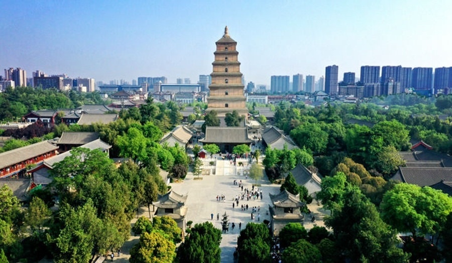  這是2023年4月19日拍攝的西安大雁塔（無人機(jī)照片）。2014年6月，由中國、哈薩克斯坦和吉爾吉斯斯坦三國聯(lián)合申報的“絲綢之路：長安-天山廊道的路網(wǎng)”成功列入《世界遺產(chǎn)名錄》,成為世界上第一個以聯(lián)合申報的形式成功列入世界遺產(chǎn)名錄的絲綢之路項(xiàng)目，也是聯(lián)合國教科文組織確定的絲綢之路54個廊道中第一個成功申遺的項(xiàng)目。新華社記者 劉瀟 攝