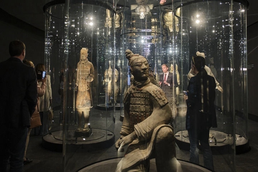 2023年3月28日，觀眾在西班牙阿利坎特參觀“中國秦漢文明的遺產(chǎn)”展覽。新華社記者 孟鼎博 攝