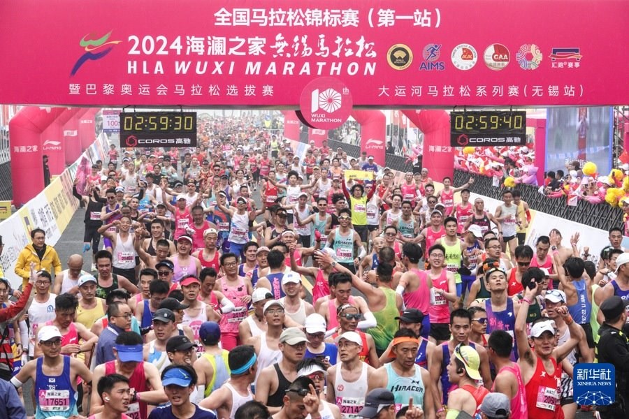 3月24日，參賽選手在3小時(shí)內(nèi)完賽。2024無錫馬拉松共有3423人“破三”（3小時(shí)內(nèi)完賽），這也創(chuàng)造了國內(nèi)單場(chǎng)賽事“破三”的新高。新華社記者 楊磊 攝